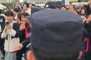 中日战赛前一球迷身穿日本球衣被大批球迷追骂，随后被安保带离