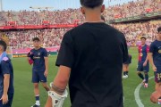 巴萨7-0大胜之后，重伤的伯纳尔来到球场内和队友庆祝胜利